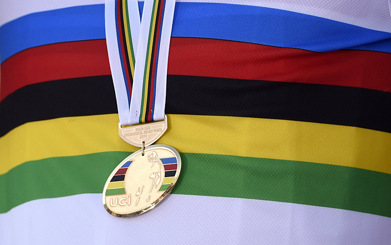 Goldmedaille mit Regenbogentrikot; Rechte: Roth-Foto