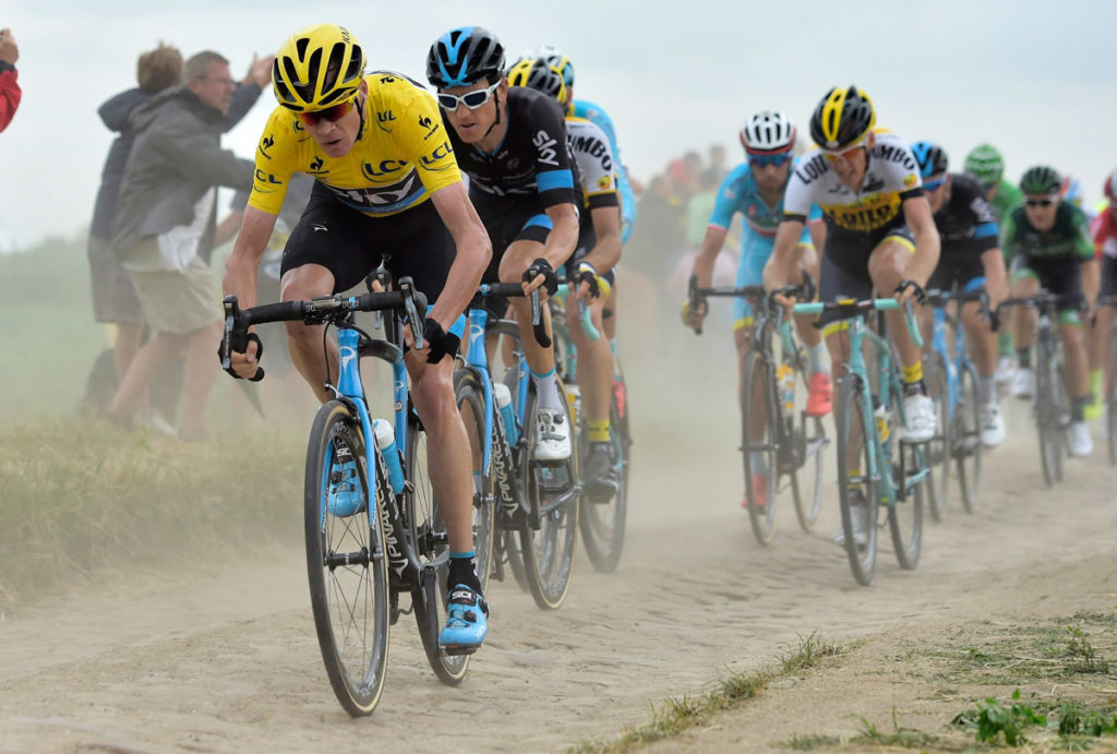 Chris Froome bei der Tour de France 2015 auf dem Kopfsteinplaster (Foto: Roth&Roth)