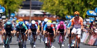 Sam Welsford setzt sich in im Massensprint vor Lund Andresen durch